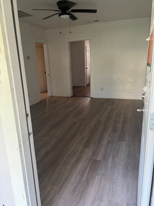 Building Photo - Charming 2BR Duplex in La Porte