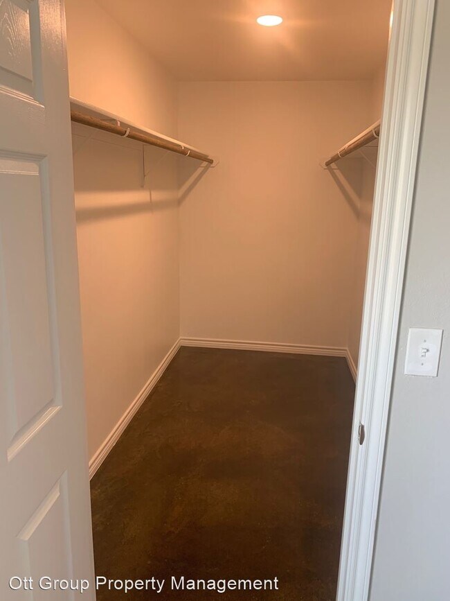 Building Photo - 208 Lowes Blvd