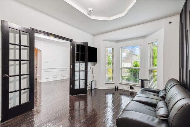 Building Photo - Luxurious in Little Elm