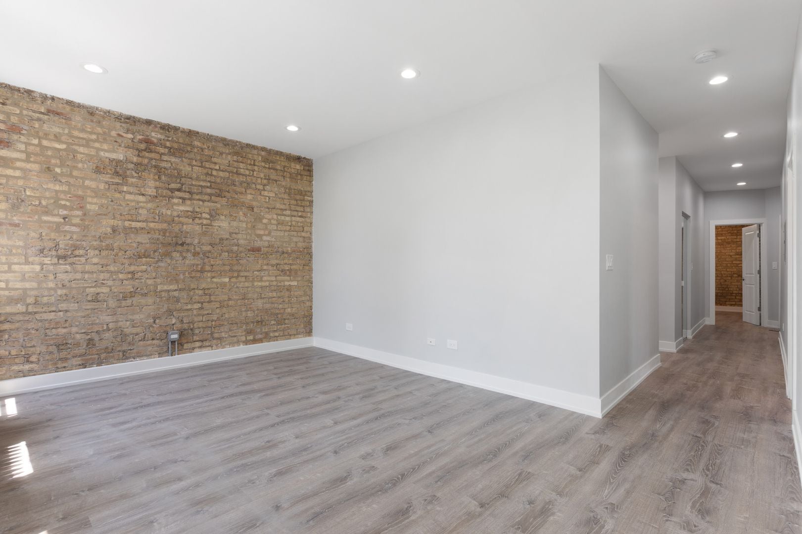 Building Photo - 7507 N Eastlake Ter