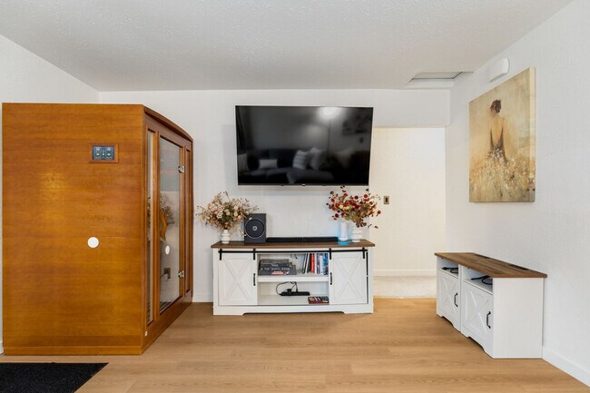 Building Photo - 5924 18th Ave SW