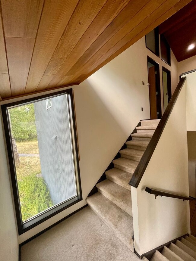 Building Photo - Country Living within one mile to town