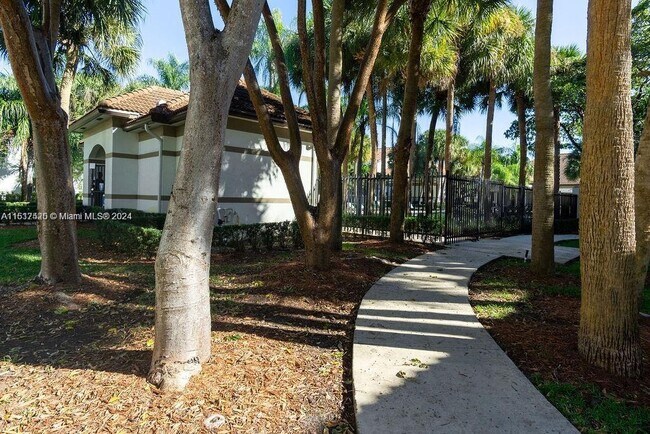 Building Photo - 640 S Park Rd