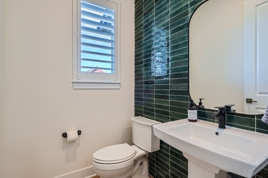 Building Photo - 805 Promenade Dr