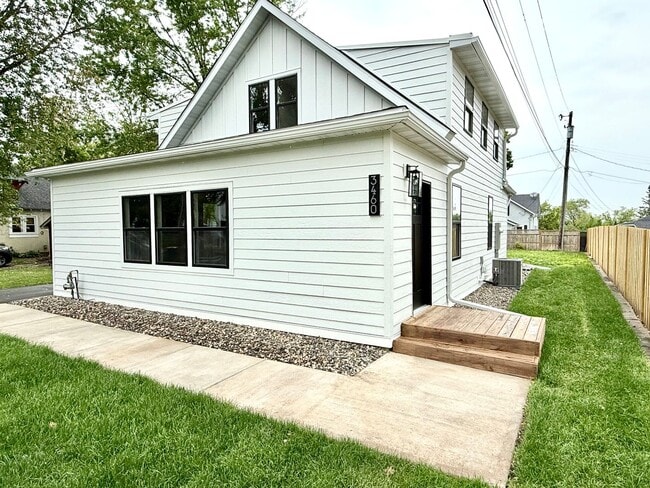 Building Photo - Stunning 3BR/3BA Orono Home Available 8/15. Walk to Lake Minnetonka!