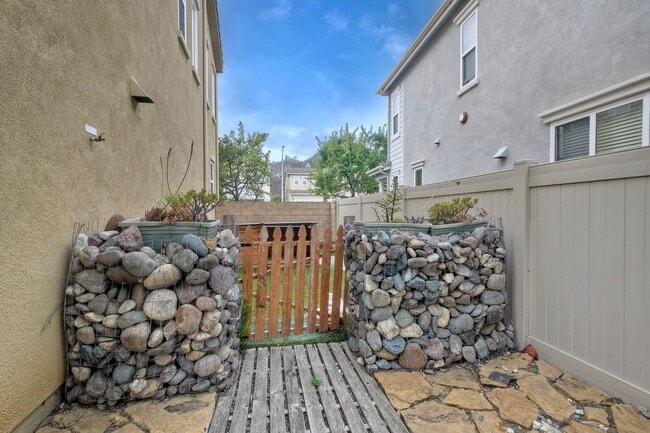 Building Photo - Charming Lake Rancho Viejo Home – Beautifu...