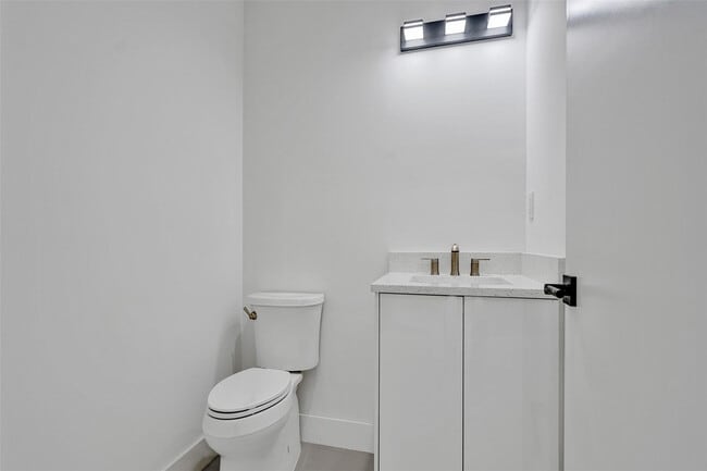 Building Photo - 606 SW 7th Ave