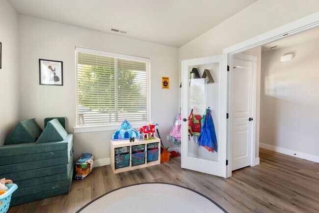 Building Photo - Spacious Two-Story Retreat in South Boise