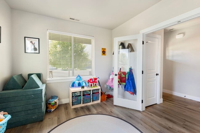Building Photo - Stunning 5-Bedroom Family Home on a Corner...