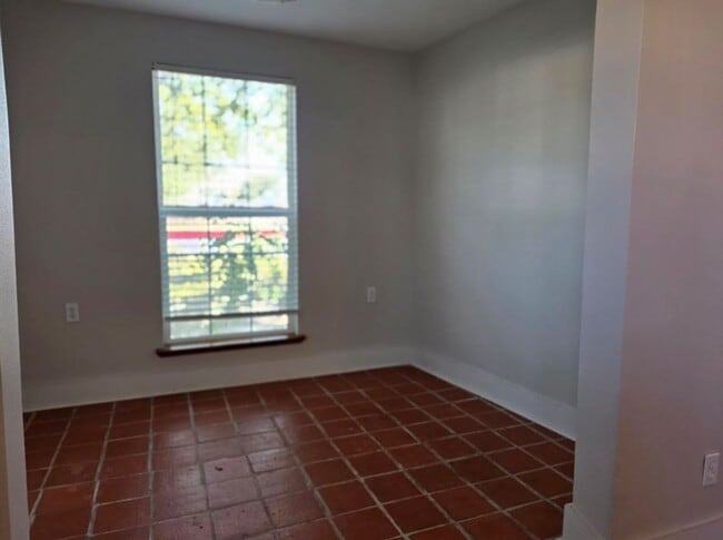 Building Photo - FOR LEASE!!
