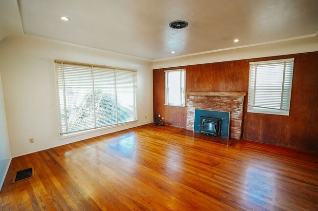 Building Photo - 1911 H St