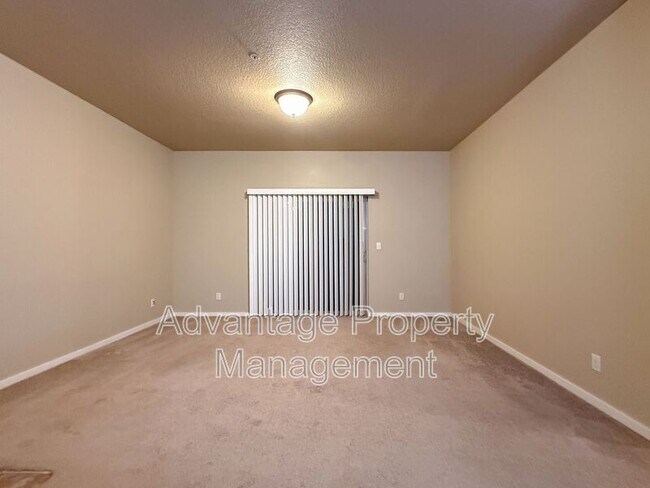 Building Photo - 519 Catron St N