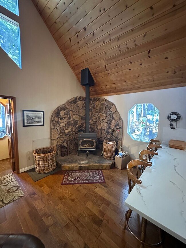 Building Photo - Charming 3 Bed Ski Lease in Tahoe Donner