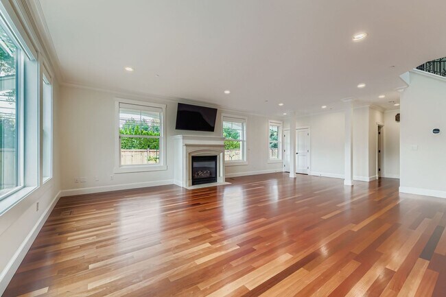 Building Photo - Stunning 5bed/5bath + Office in Prime Kirk...