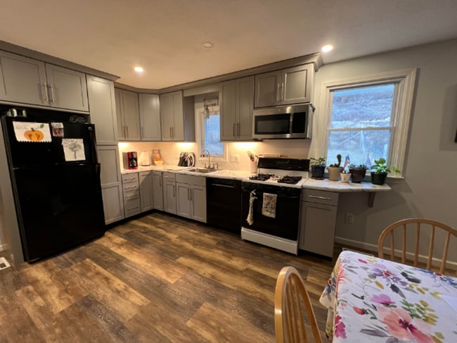 Building Photo - Cozy, One Level Living Ranch