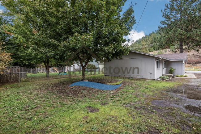 Building Photo - 2 Bedroom 1 Bath Available in Coeur d'Alene!