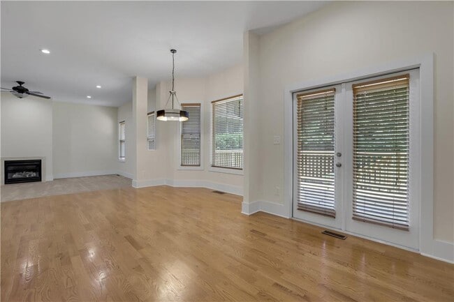 Building Photo - 3228 Silver Lake Dr NE