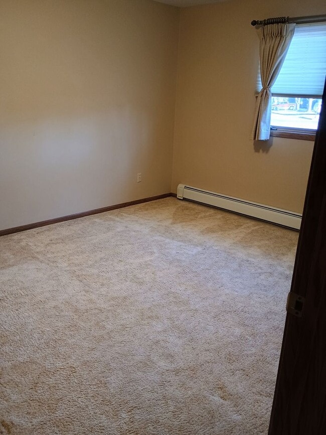 Building Photo - AVAILABLE 4/01/26 Large 2 Bedroom 1 Bath Main Floor Home