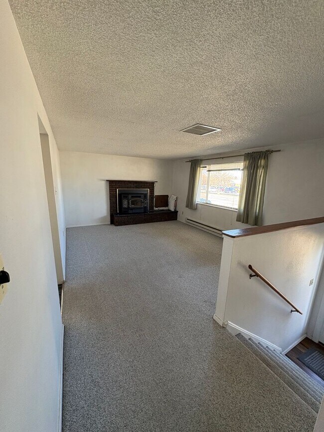 Building Photo - 4 bedroom 2 bath home prime location