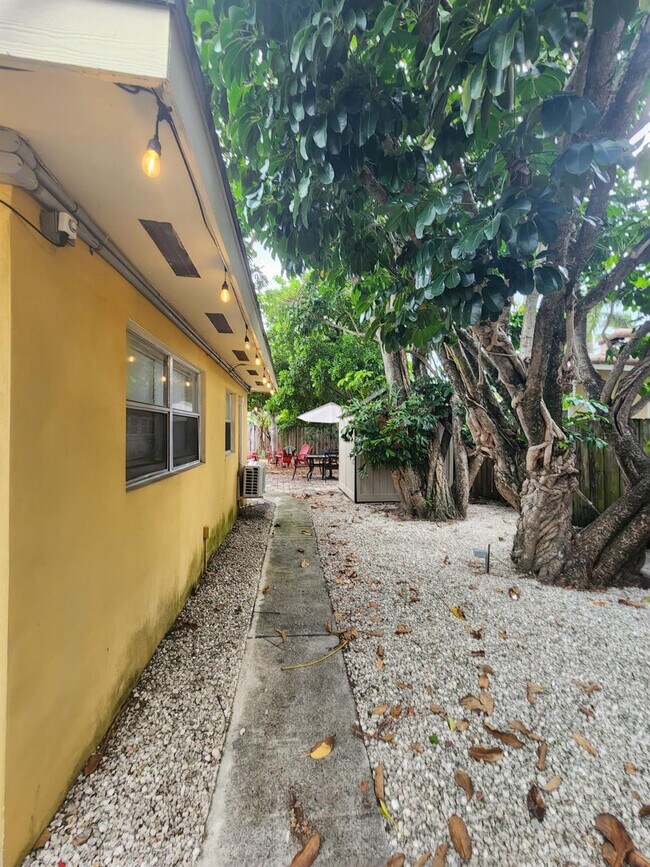 Building Photo - 2032 NE 26th St