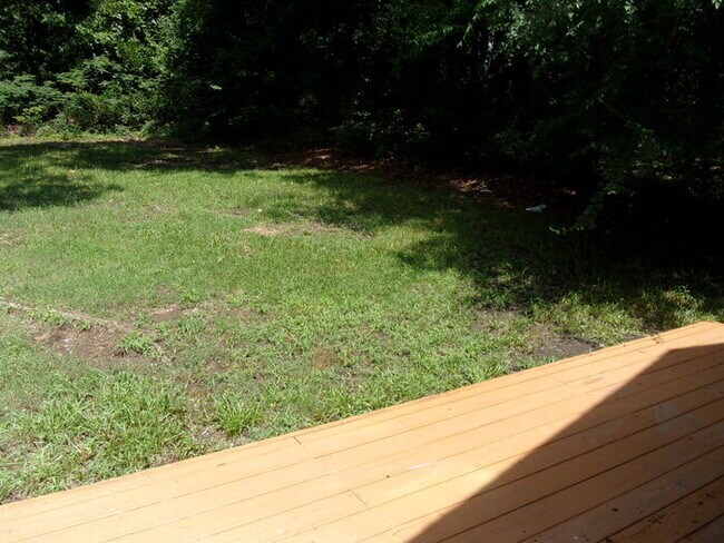 Building Photo - Recently Updated 2 Bedroom 1 Bath Home