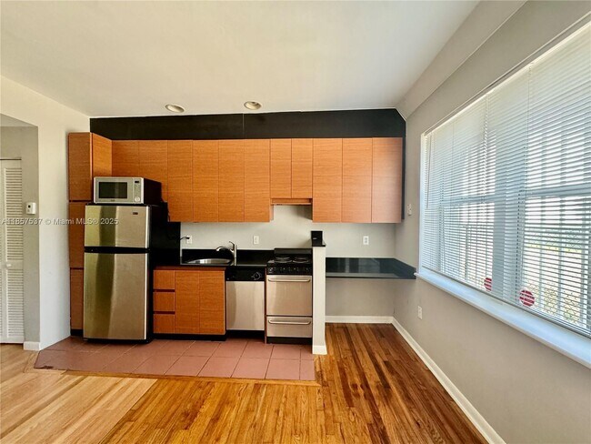 Building Photo - 1521 Lenox Ave.