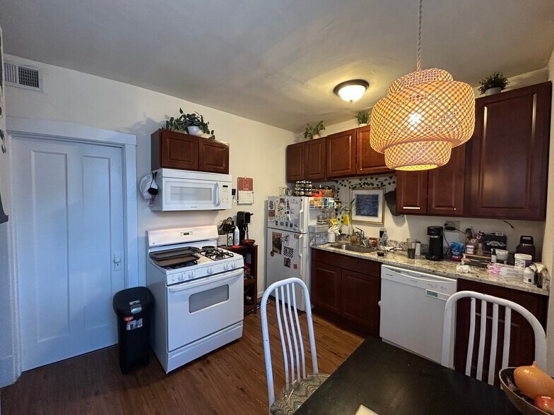 Primary Photo - 2555 W Eastwood Ave