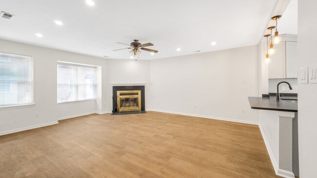 Building Photo - UPDATED 2BR/2.5 BA Condo with Garage in th...