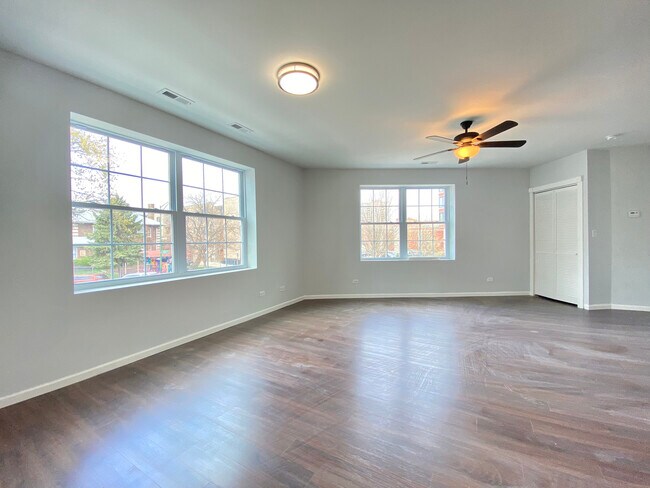 Building Photo - 7441 N Rogers Ave