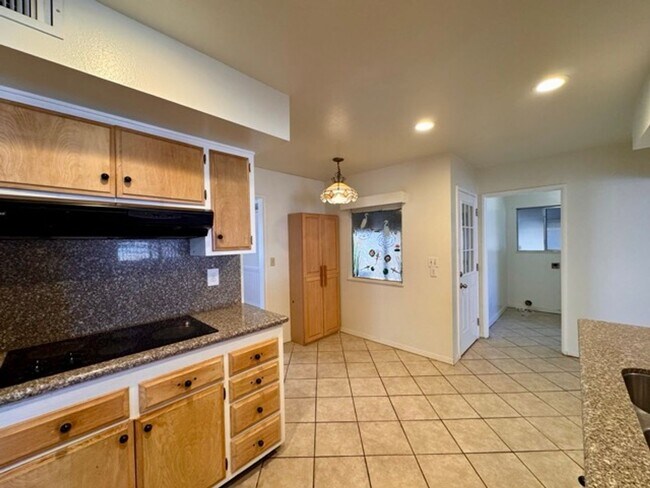 Building Photo - 55+ 2 bedroom 2 bathroom Sun City home for LEASE!