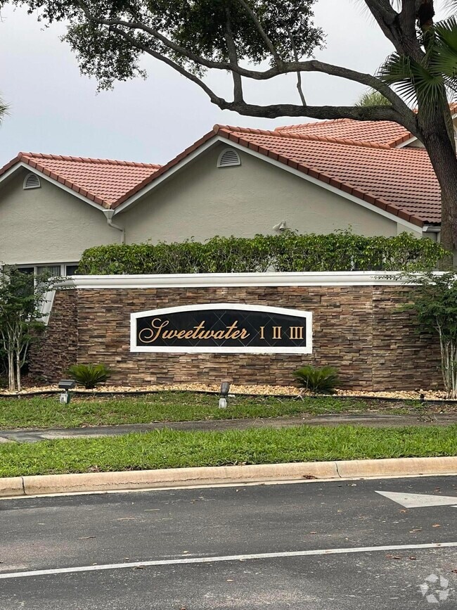 Building Photo - 10910 Lakemore Ln
