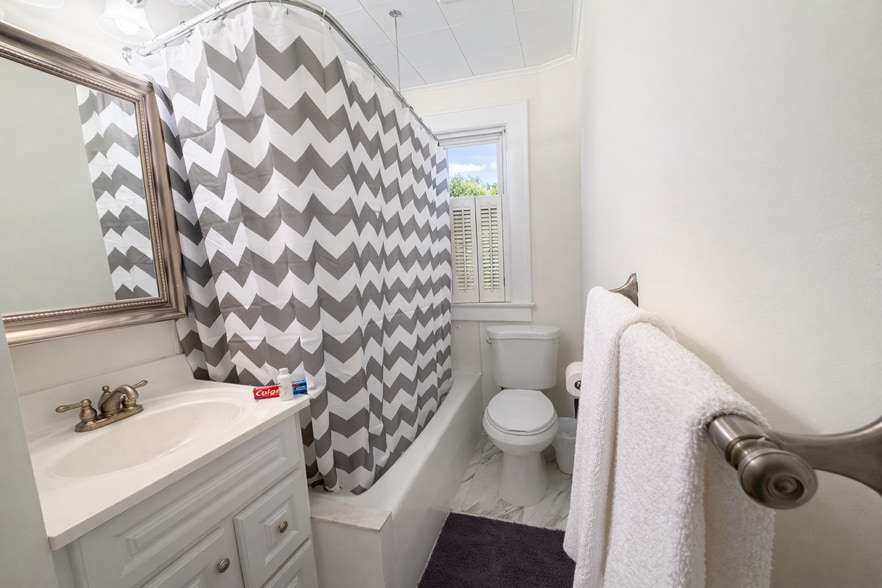 Bathroom with Shower/Tub - 131 Livingston Ave