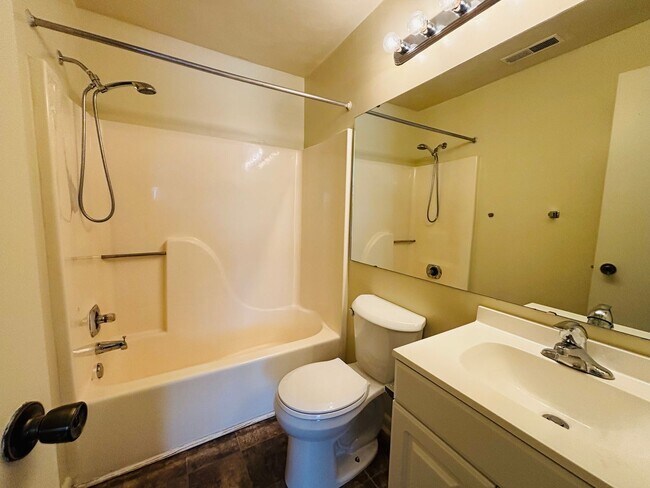 Building Photo - 844 Claytor Square