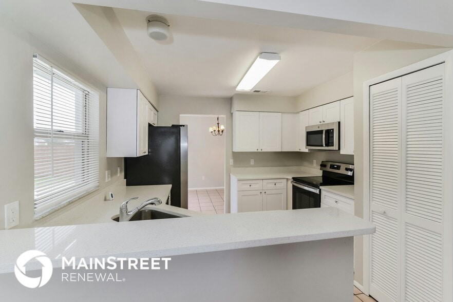 Building Photo - 7765 Hyacinth Dr