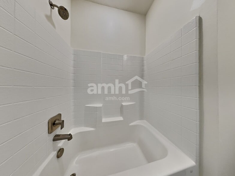 Building Photo - 1029 N Barkvine Ave