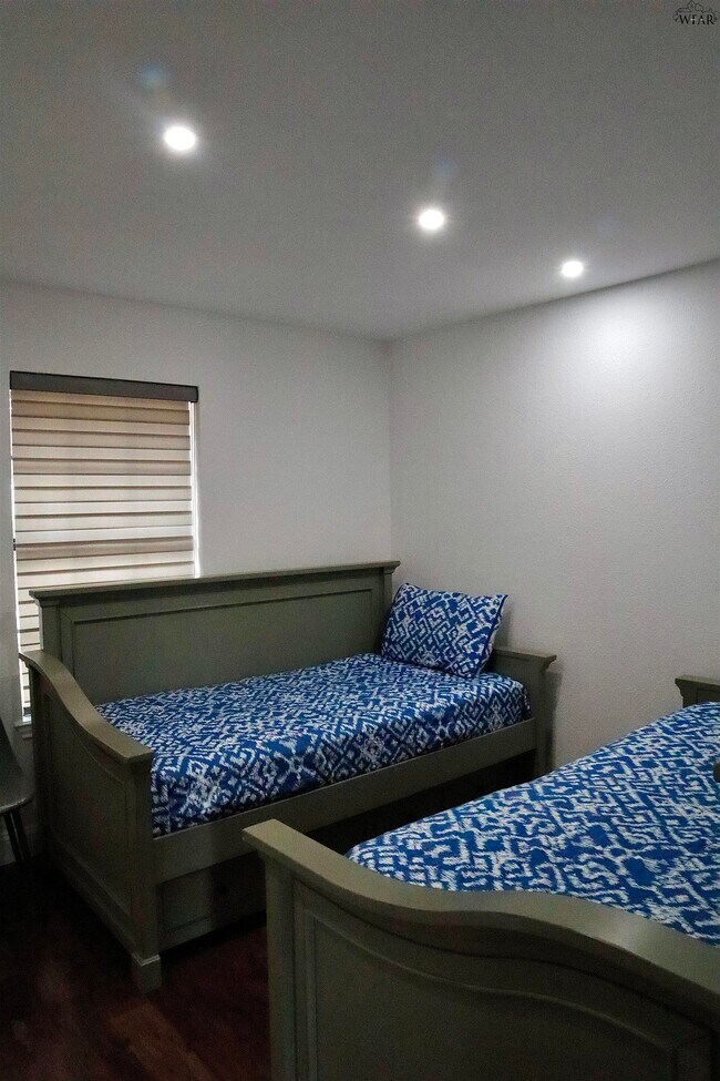 Building Photo - 19 Pilot Point Dr