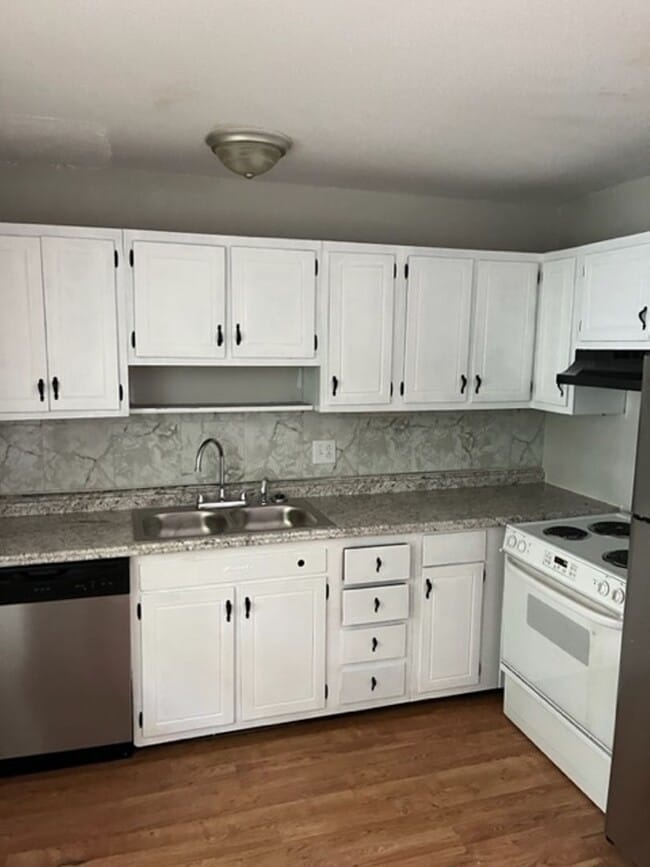 Building Photo - 4641 Highlake Dr
