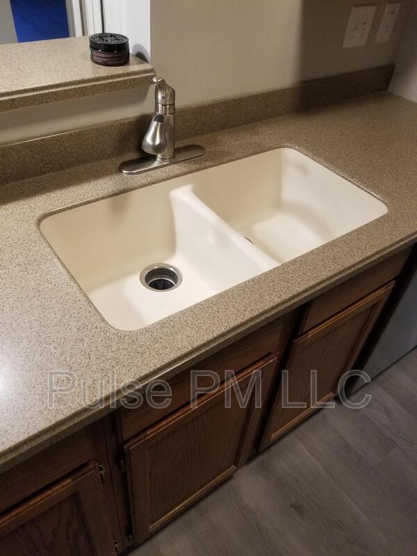 Building Photo - 440 Lakeview Dr