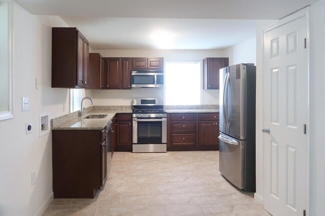 Building Photo - Modern Two Bedroom + Den Condo! Minutes to Congress Heights Metro!