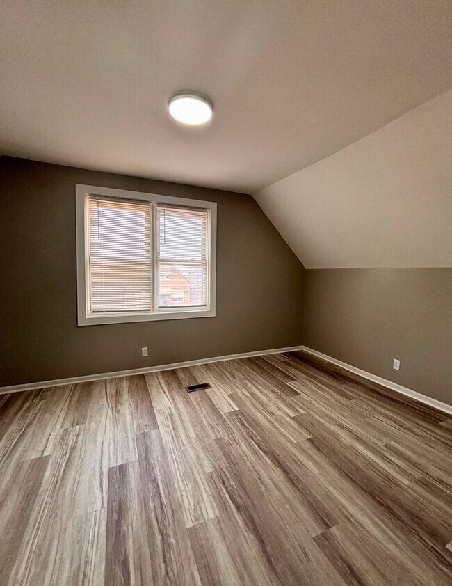 Building Photo - Move-In Ready! Modern Home with Quartz Counters & Kitchen Island