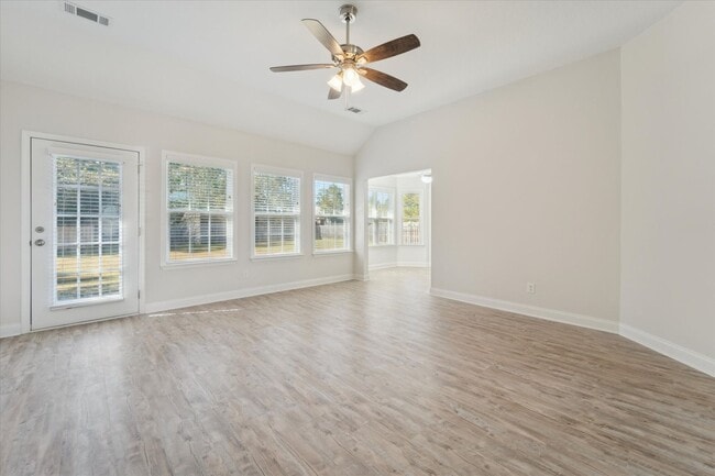 Building Photo - AVAILABLE NOW! (Pet Friendly)