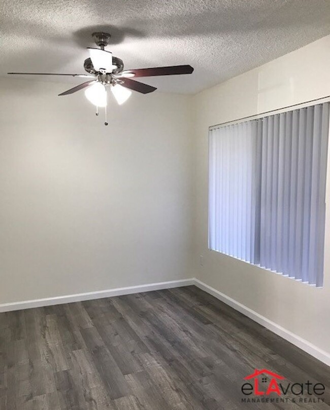 Interior Photo - 10520 Balboa Blvd.