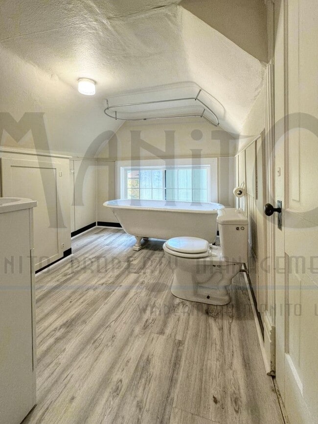 Building Photo - *COMING SOON* Vintage Craftsman In Prime L...