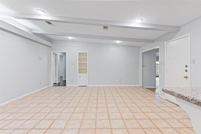 Building Photo - 118 E Thornton Rd