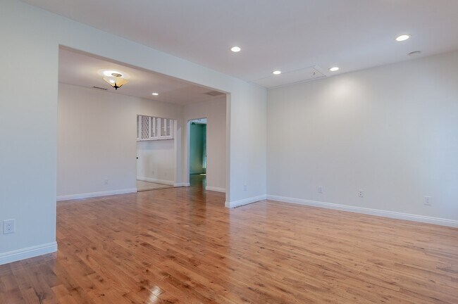 Building Photo - Beautiful 3 bedroom 2 bath with Central AC