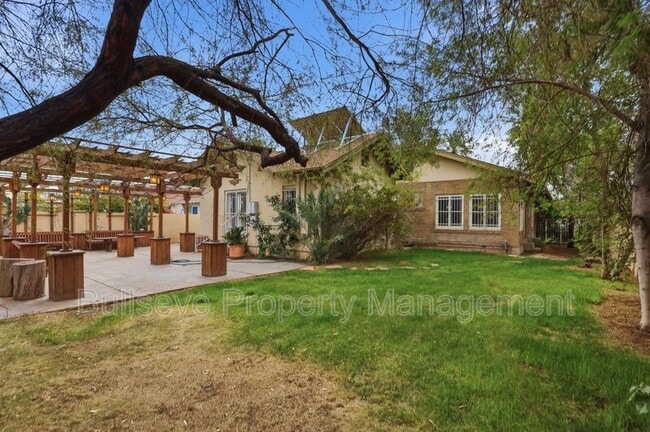 Building Photo - 718 W Roosevelt St