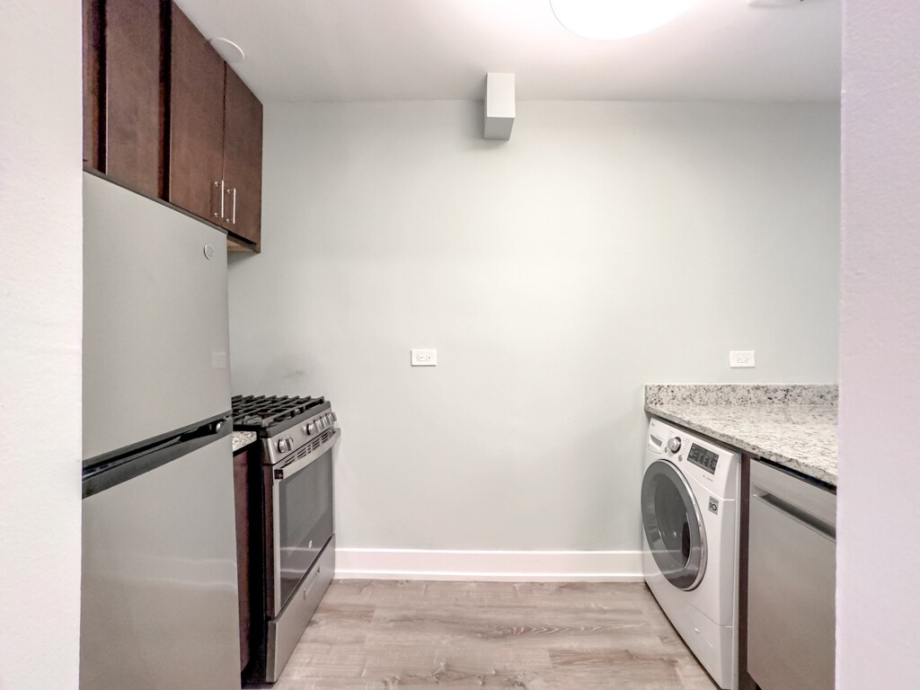 Building Photo - 536 W Barry Ave