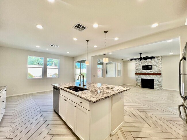 Building Photo - AVAILABLE NOW!! STUNNING 4 Bed/ 3.5 Bath POOL HOME in La Quinta!