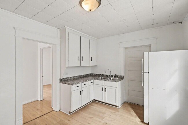 Building Photo - 811 Larned St