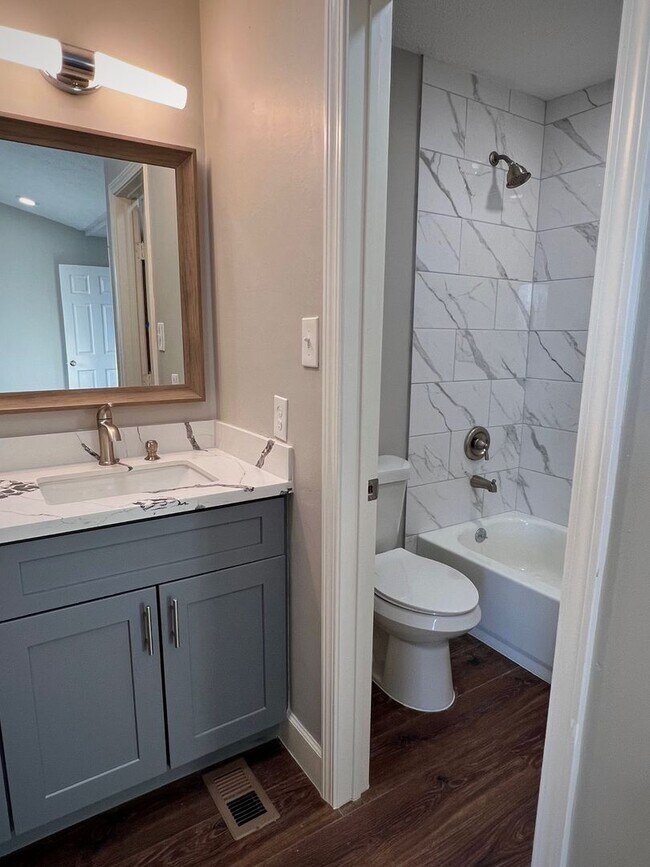 Building Photo - Updated 2 bed 2.5 bath steps away from Campus!